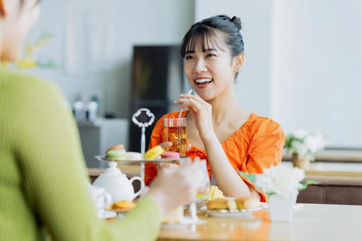 カフェでアフタヌーンティーを楽しむ女性 カフェでアフタヌーンティーを楽しむ女性 女性,アフタヌーンティー,ヌン活の写真素材