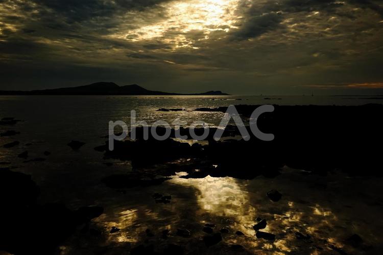 ＜五島＞夜明けのさんさん富江キャンプ村 海,マジックアワー,夜明けの写真素材