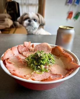 即席チャーシュー麺と愛犬 旦那飯,男の料理,手料理の写真素材