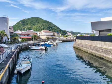 下田港、稲生沢川への水路、寝姿山を遠望 下田港、稲生沢川への水路、寝姿山を遠望の写真