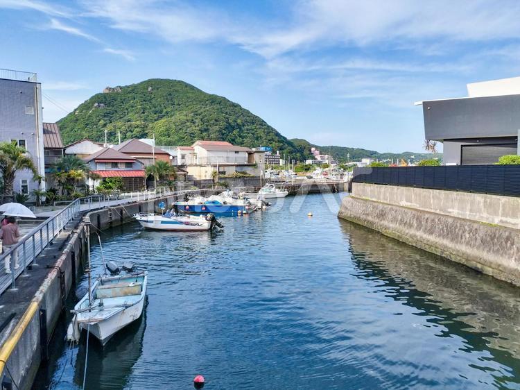下田港、稲生沢川への水路、寝姿山を遠望 下田港,寝姿山,稲生沢川の写真素材