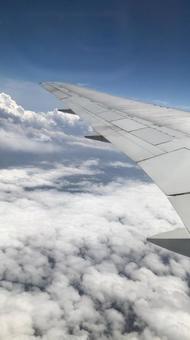 飛行機から見える雲の写真