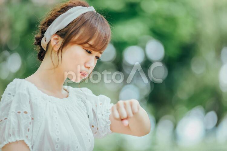 時計を見て怒る女性 待ち合わせ,待つ,ルーズの写真素材