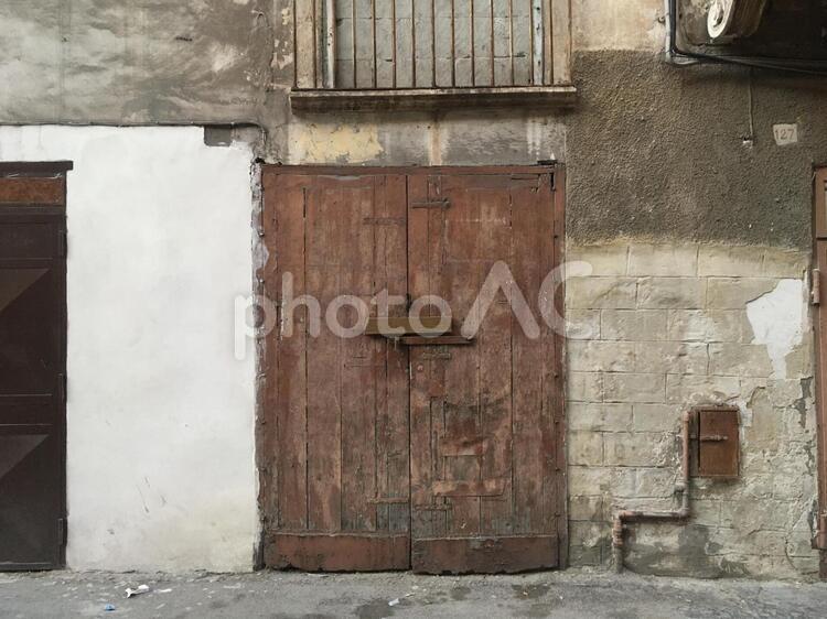 古い壁とドアのある風景（イタリア） 木のドア,扉,入口の写真素材