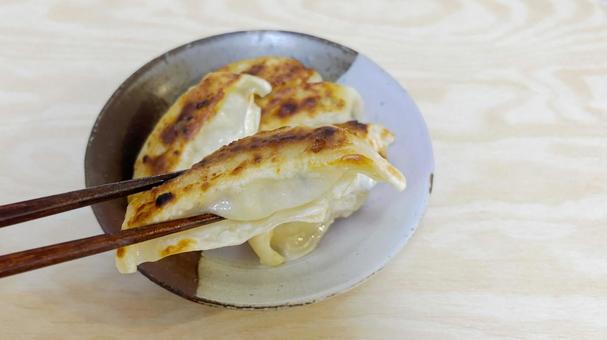 焼き餃子を食べる（右余白）の写真