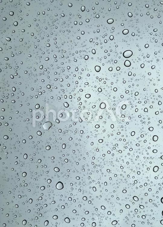 雨の日の車窓に落ちる水滴 雨,水滴,ガラスの写真素材
