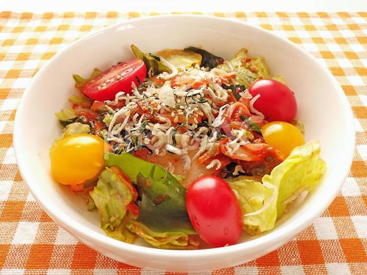 ワカメとキムチのサラダ ワカメ,キムチ,トマトの写真素材