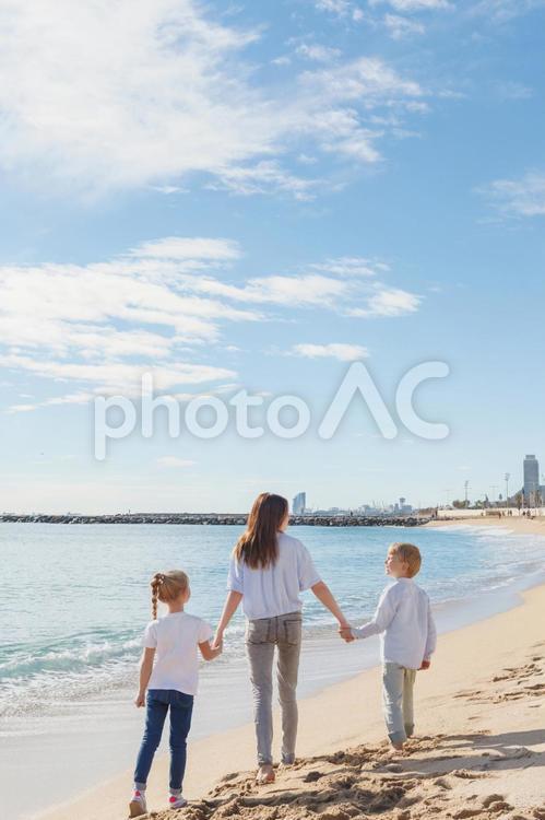 手を繋ぎ歩く母子の後ろ姿 親子,後ろ姿,母の写真素材