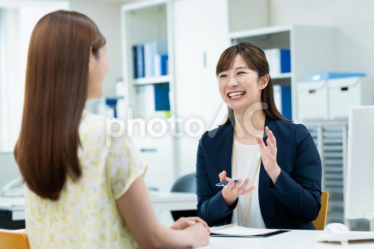 接客するビジネスウーマン 接客するビジネスウーマン 営業,説明,案内の写真素材