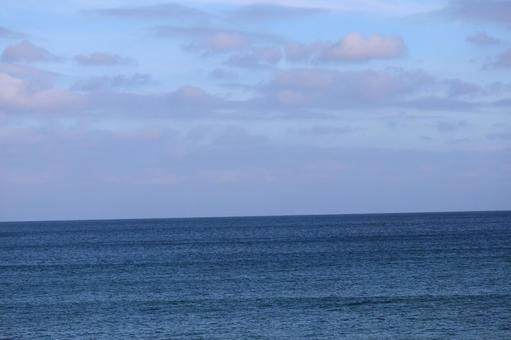 雲と青空と水平線と青い海面の海の風景 雲と青空と水平線と青い海面の海の風景 雲,青空,水平線の写真素材