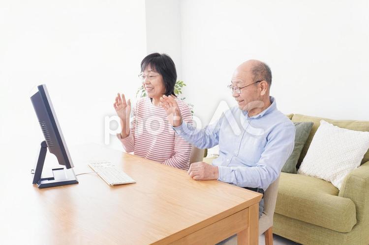 パソコンでテレビ電話をする高齢の夫婦 認知症,テレビ,老後の写真素材