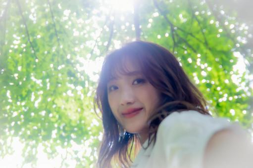 新緑と女性 新緑と女性の写真