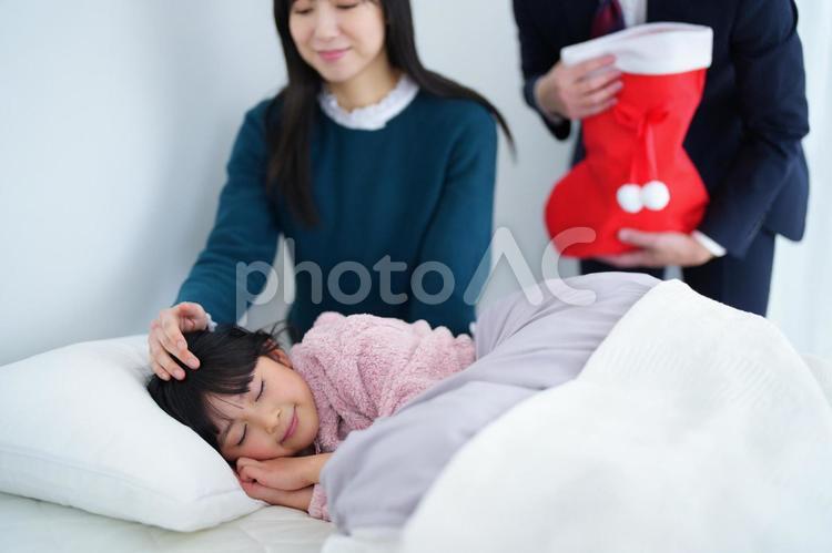 女の子の頭を撫でる女性と靴下を持っている手元 女性,鼻から下,女の子の写真素材