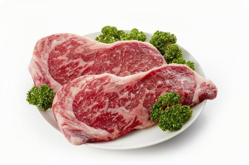 国産牛ロースステーキ用 皿盛り 国産牛ロースステーキ用 皿盛り ロースステーキ用,牛肉,ステーキ肉の写真素材