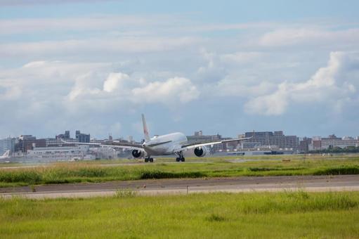 福岡空港に接近する旅客機 福岡空港に接近する旅客機 飛行機,航空機,旅客機の写真素材