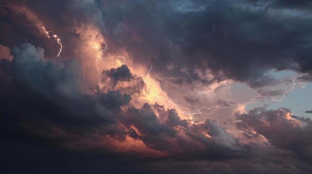 暗い嵐の空を切り裂く稲妻と雷 暗い嵐の空を切り裂く稲妻と雷の写真