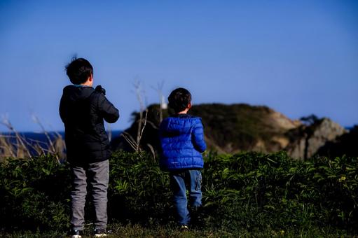 <Material> Brothers bird watching in a seaside park, JPG <Material> Brothers bird watching in a seaside park, JPG