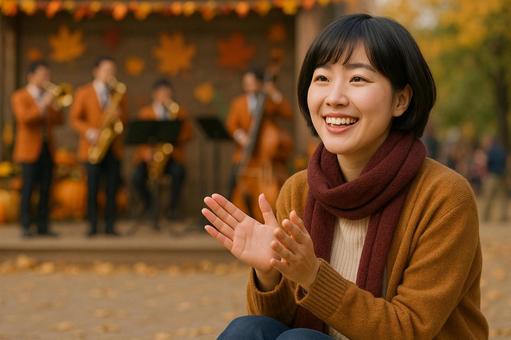 演奏を聴く女性 演奏を聴く女性の写真