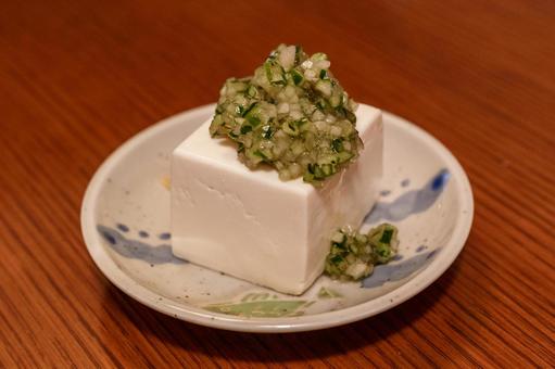だしを乗せた冷奴 だしを乗せた冷奴 冷奴,豆腐,だしの写真素材