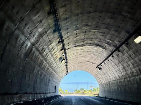 トンネルから見える景色 トンネルから見える景色の写真