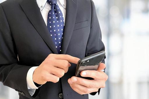 スマホを持つビジネスマン スマホを持つビジネスマン スマホ,ビジネスマン,インターネットの写真素材