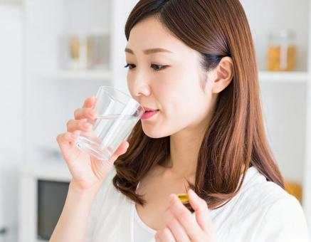 薬を飲む女性 薬を飲む女性の写真