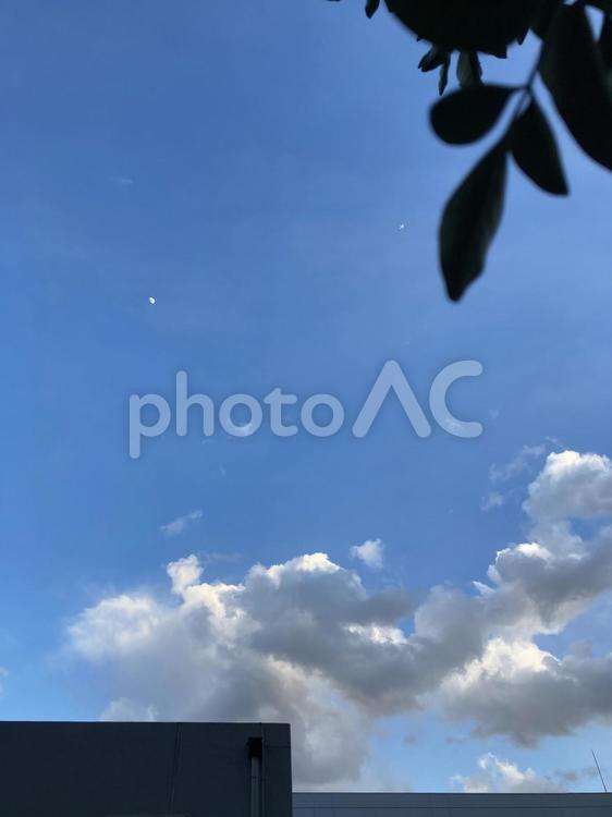 昼の月と飛行機とドラマティックな雲 背景,空,青空の写真素材