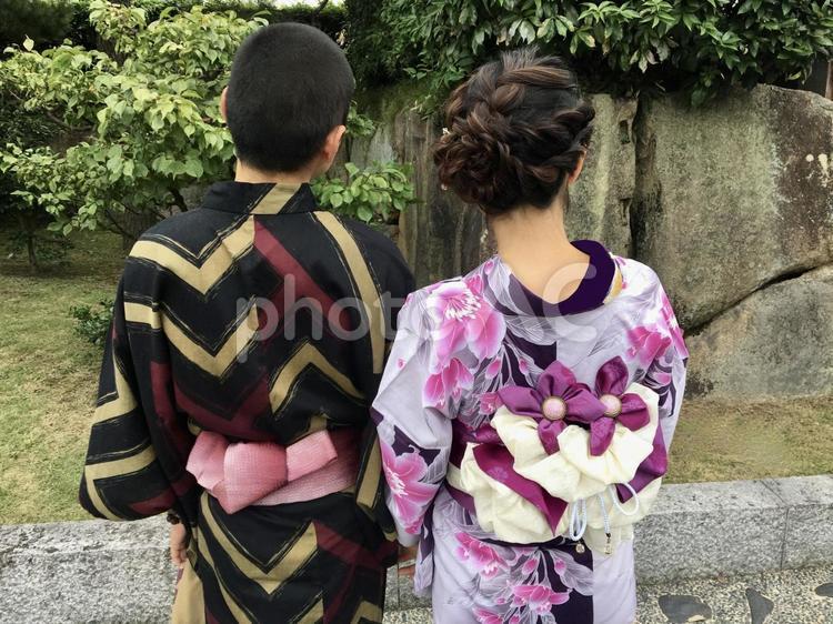 浴衣の後ろ姿のカップル 浴衣,カップル,後ろ姿の写真素材