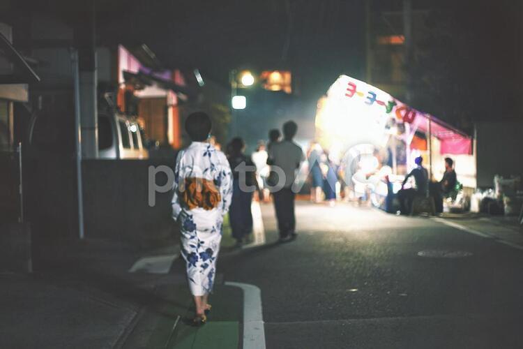 お祭りと浴衣の女の子 後ろ姿,後姿,歩くの写真素材