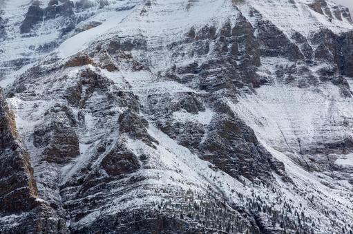 雪化粧した岩山の荒々しい岩肌 岩,岩肌,雪の写真素材