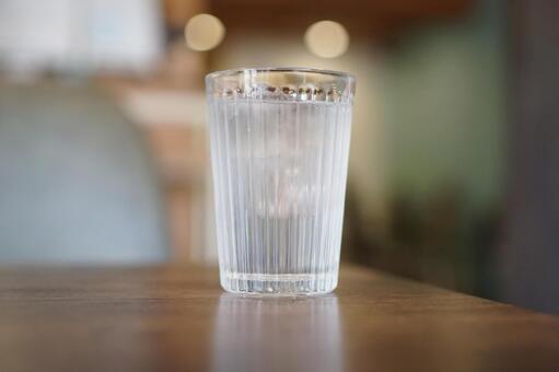 テーブルに置かれた氷水のお冷 お冷,水,コップの写真素材