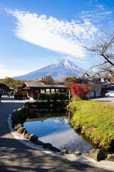 秋の忍野八海から見える富士山 秋の忍野八海から見える富士山 忍野八海,富士山,山梨の写真素材