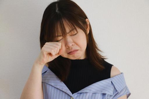 目をこする女性 目をこする女性 ねむい,泣き,睡眠の写真素材