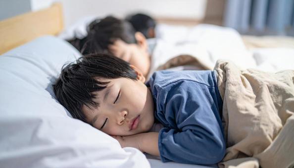 お泊り保育で一緒に眠る園児たち お泊り保育で一緒に眠る園児たちの写真