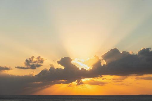 夕陽と天使の梯子 夕焼け,空,日没の写真素材