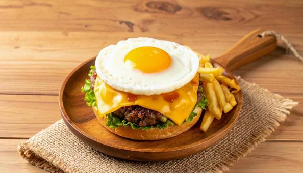 月見バーガーとフライドポテトの写真