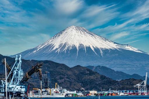 積雪の富士山と港町 富士山,工場,静岡の写真素材