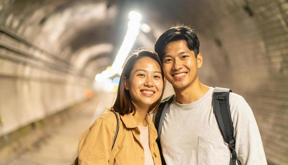 旅行先で記念撮影するカップルの写真