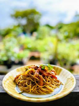 自然の中で食べるナポリタン ランチタイム 自然の中で食べるナポリタン ランチタイムの写真