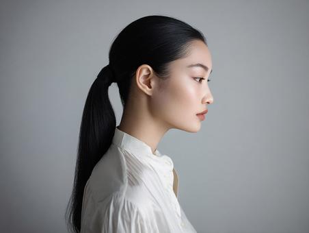 スーツ姿の美しい横顔の写真