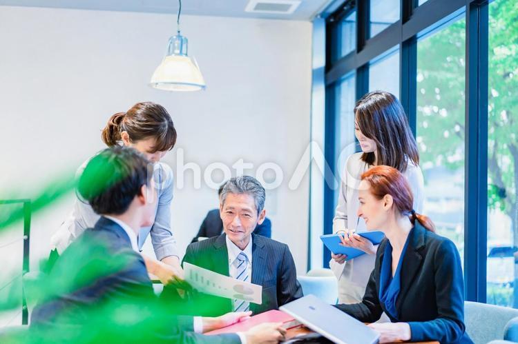 オフィスで打ち合わせをするスタッフ 交流,分担,部課の写真素材