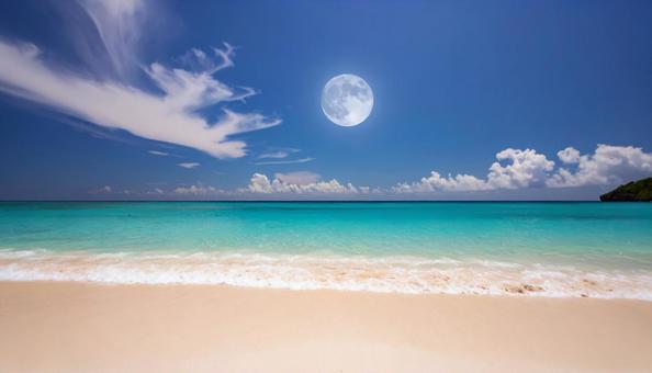 ビーチの青空に浮かぶ透けた白い月 ビーチの青空に浮かぶ透けた白い月の写真