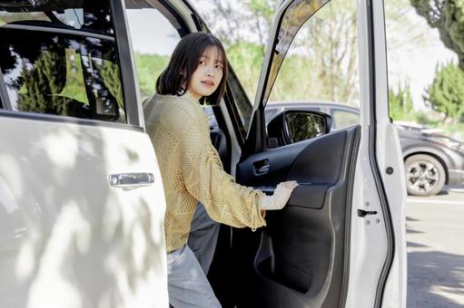 ショッピングに出かける女性 ショッピングに出かける女性 ドライブ,女性,笑顔の写真素材