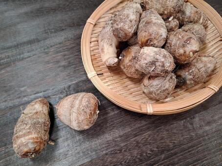 里芋_焦茶木目バック_2 秋,野菜,里芋の写真素材