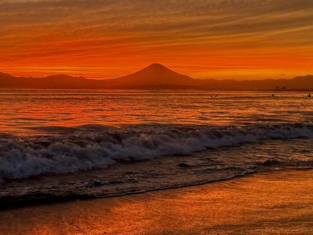 夕陽に赤く染まる富士山と海 夕陽に赤く染まる富士山と海 富士山,海岸,海の写真素材