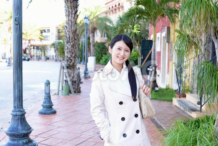 ショルダーバッグを持つ笑顔の女性 女性,女,笑顔の写真素材