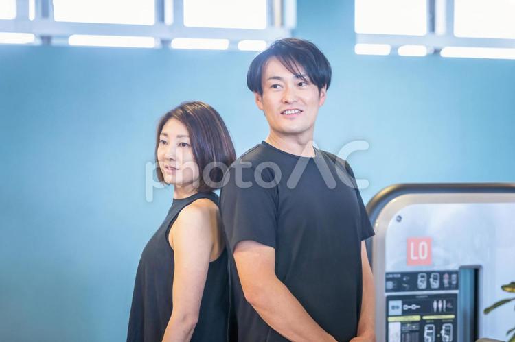 スポーツジムのインストラクター（男女） インストラクター,トレーナー,スポーツインストラクターの写真素材
