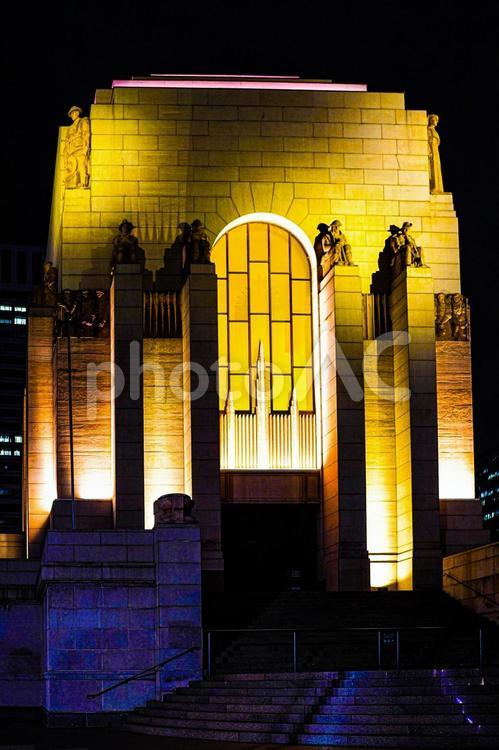 ライトアップされた記念館 戦争記念館,ライトアップ,夜景の写真素材