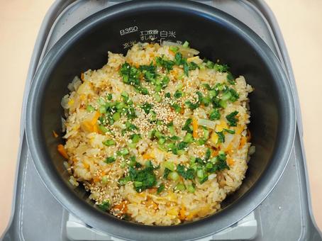 自家製・大根と人参の炊き込みご飯・仕上げ 大根と人参の炊き込みごはん,大根葉と胡麻のトッピング,自家製の写真素材