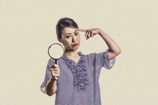 日本人女性 白背景 笑顔 虫眼鏡 日本人女性 白背景 笑顔 虫眼鏡の写真